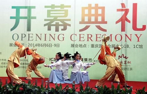6月6日,演员在茶博会开幕式上进行茶艺表演。当日,2104中国(重庆)国际茶产业博览会暨紫砂、陶瓷、茶具用品展在重庆国际会展中心开幕,来自江苏、福建、云南、山东等地的近300家茶企参展,活动现场还将进行现场斗茶、茶文化论坛、紫砂壶现场制作、书画陶制表演和紫砂壶美学鉴赏等活动。新华社发(黄金华 摄)