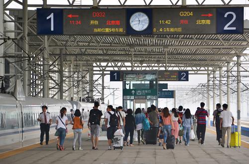 6月18日,乘坐高铁列车的旅客在天津南站下车后出站。新华社发(杨宝森 摄)