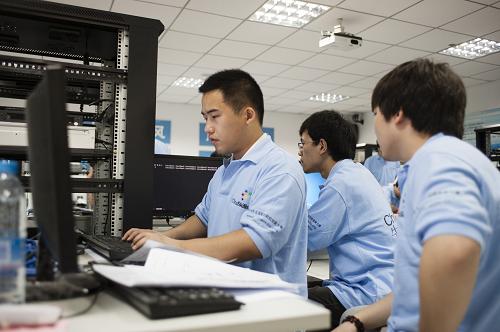 6月18日,参赛选手在比赛中阅读材料。新华社发(陈益宸 摄)