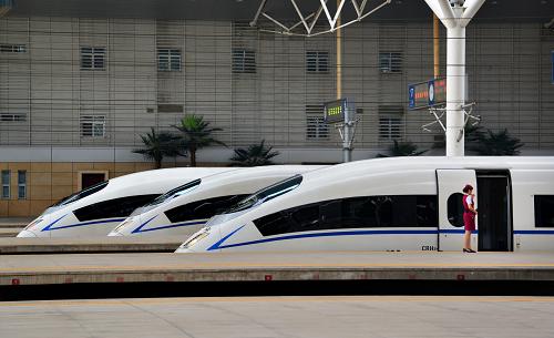 6月18日,停靠在天津站的京津城际动车组列车准备发车。据中国铁路总公司消息,7月1日零时起,我国铁路将实行新的列车运行图。调图后,高铁、客专将首次实行日常、周末、高峰“三档”不同运行图,车次基本固定。春运、暑运、黄金周、小长假都将按照高峰运行图运行。新华社发(杨宝森 摄)