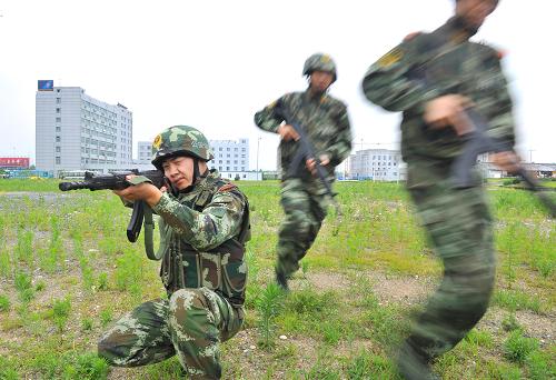 6月18日,长春边防检查站战士在进行突发事件模拟项目训练。新华社记者 许畅 摄