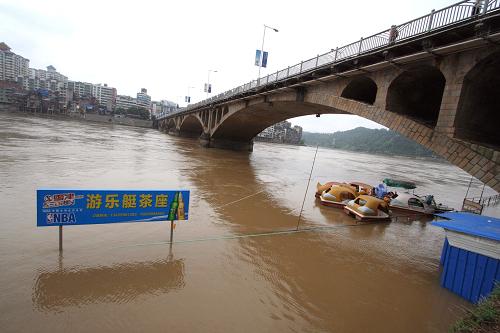 6月18日,福建省顺昌县城关一个设在闽江支流富屯溪畔的游乐场所被洪水淹没。新华社发(陈柏材 摄)