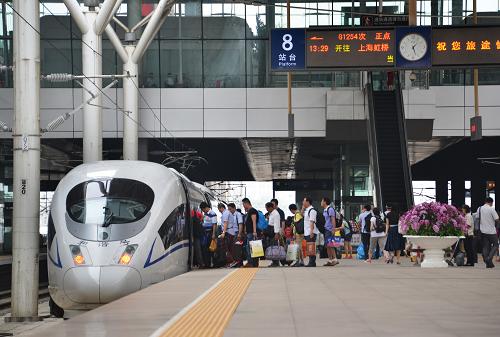 6月18日,旅客在天津站登上开往上海虹桥的高铁列车。新华社发(杨宝森 摄)