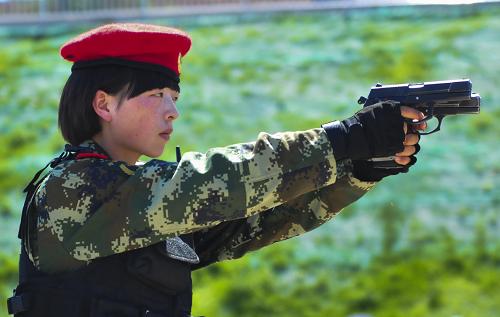 6月18日,武警新疆边防总队训练基地特战队员开展双枪速射训练。新华社发(范昕羽 摄)
