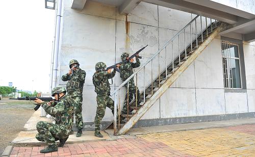 6月18日,长春边防检查站战士在进行突发事件模拟项目训练。新华社记者 许畅 摄