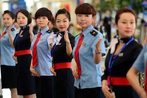 6月18日,在兰州中川机场,兰州火车站高铁客运员与东方航空甘肃分公司地面服务人员一起做礼仪操。新华社记者 张锰 摄