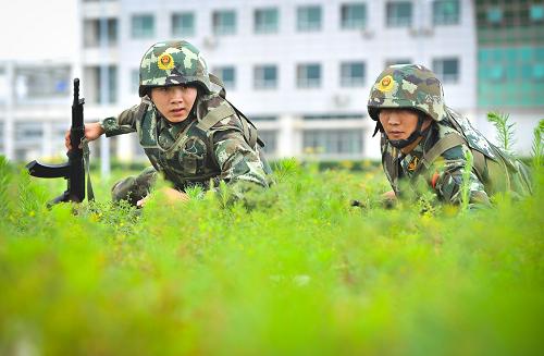 6月18日,长春边防检查站战士在训练中匍匐前进。当日,吉林省长春边防检查站开展处突应急演练,组织官兵进行后勤应急保障能力、格斗技能、实战射击、模拟抓捕等演练,锻炼官兵处置突发事件时的综合能力。新华社记者许畅摄