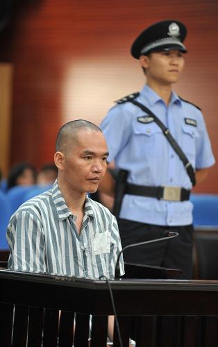 6月19日,被告人何深国在防城港市中级人民法院法庭接受审理。新华社记者 张爱林 摄