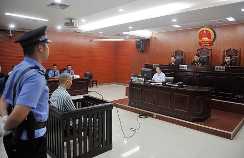 6月19日,被告人何深国在防城港市中级人民法院法庭接受审理。新华社记者 张爱林 摄