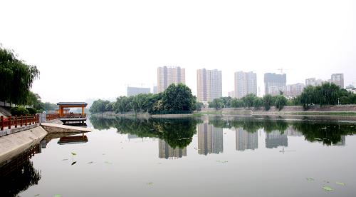这是流经西安市的浐河水景(6月20日摄)。曾经淤积严重、杂草丛生的浐河经过疏浚整治后水景宜人,为两岸市民提供良好的居住环境。新华社发(许睿 摄)