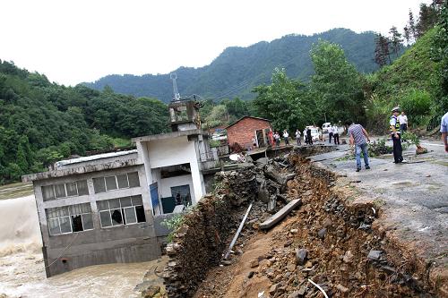 7月4日,在江西省九江市修水县省道茅界线溪口段,洪水导致道路塌方