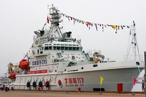 7月9日在山东烟台芝罘岛北海救助局码头拍摄的“北海救117”轮。当日,国内首艘具备B1级破冰能力的专业救助船“北海救117”轮正式列编北海救助局,开始执行海上救助值班待命任务,标志着我国海上应急救援和履行国际公约的能力进一步提升。该轮总长99米,型宽15.2米,型深7.6米,能够完成冰区救助、浮油回收、大型远距离拖带、夜间搜救等救助任务。新华社发(唐克 摄)
