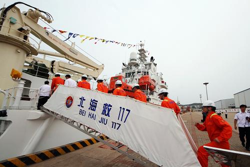 7月9日,“北海救117”轮船员在山东烟台芝罘岛北海救助局码头登船。新华社发(唐克 摄)