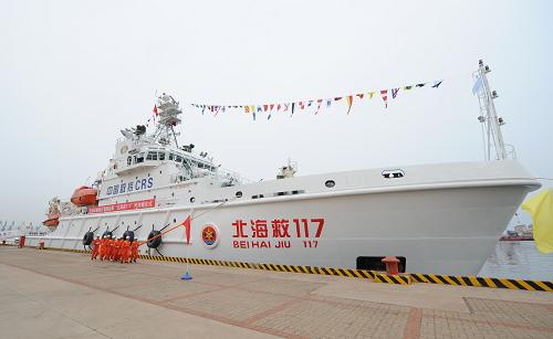 7月9日,船员在山东烟台芝罘岛北海救助局码头参加“北海救117”轮列编仪式。新华社发(初阳 摄)