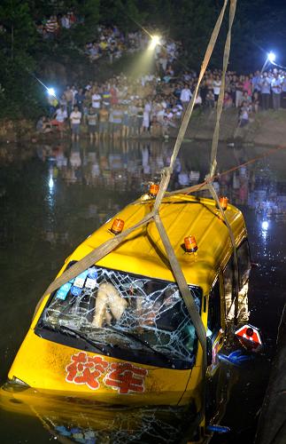 7月11日,事故校车被吊出水面。10日下午5时左右,湖南湘潭市雨湖区响塘乡金侨村乐乐旺幼儿园所属的一辆校车在送幼儿回家途中,经过与长沙市交界处的长沙岳麓区含浦街道干子村时翻入水塘。11日凌晨3时许,涉事校车被打捞上岸,确认造成11人遇难,其中幼儿8名。新华社记者 白禹 摄