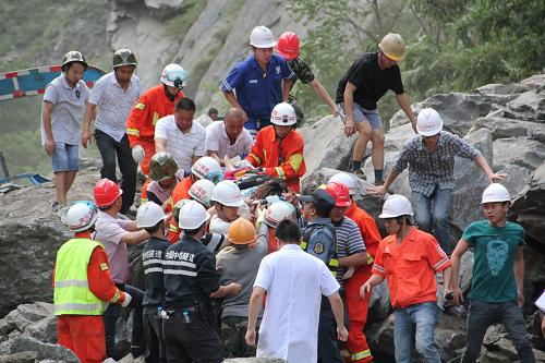 7月17日,救援人员在塌方现场救援。当日14时45分左右,国道213线K774+600m处四川茂县境内(石大关乡超限站附近)发生山体塌方,塌方方量达3000余立方米,致使5辆车被砸,其中货车1辆,小车4辆。事故发生后,当地有关部门立即组织人员展开救援,截至18时40分,事故已造成11人死亡,救援工作还在紧张进行中。由于事故路段正在抢通中,有关部门建议过往车辆绕行。新华社发(四川茂县县委宣传部 供图)