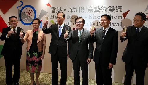 7月22日,港深两地嘉宾共同主持“香港·深圳创意艺术双周”开幕典礼。当日,由香港艺术发展局与深圳市文体旅游局共同主办的“香港·深圳创意艺术双周”开幕典礼在香港大会堂举行。艺术双周是港深两地重要的文化交流活动,旨在为香港与深圳的艺术家提供交流平台。本届艺术双周邀请到超过500位香港及深圳的艺术家,为香港观众呈现横跨各个艺术门类的8个节目。新华社记者 李鹏 摄