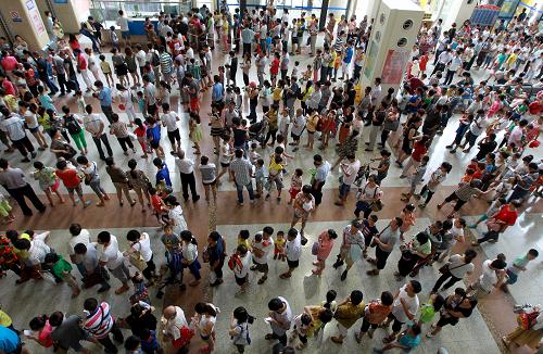 7月25日,众多患儿家长在儿科医院门诊大厅内等待挂号。申城连续几日高温,外加暑期问诊季的到来,上海复旦大学附属儿科医院近日迎来暑期门诊量高峰,每日的门急诊总量达7500人次,较平时增加近两成,内分泌、肾脏内科、消化、感染等专科门诊人数明显上升。医院方面已积极调整医疗流程,延长门诊时间,减少就诊人流的滞留。新华社记者 裴鑫 摄