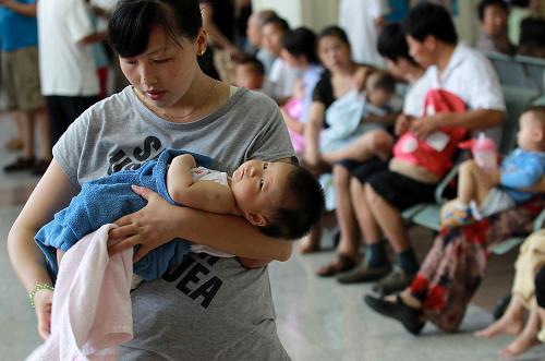 7月25日,患儿家长在儿科医院等待就诊。新华社记者 裴鑫 摄