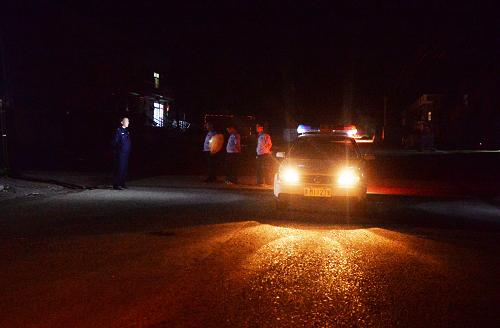 7月31日,警方已在兰西县周边主要路段设卡拦堵。新华社记者 王凯 摄