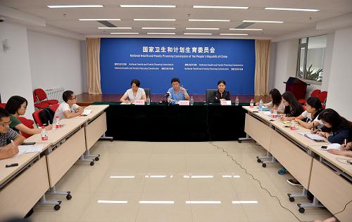 8月13日,国家卫生和计划生育委员会在北京举行媒体通气会,邀请中国疾病预防控制中心病毒所副所长董小平、卫生应急中心副研究员向妮娟解读埃博拉病毒相关知识,并回答记者提问。新华社记者 李鑫 摄