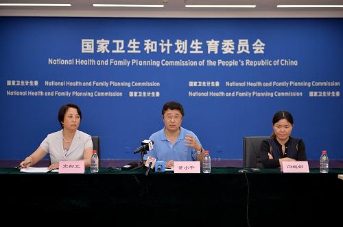 8月13日,国家卫计委举行媒体通气会,邀请中国疾病预防控制中心病毒所副所长董小平(中)、卫生应急中心副研究员向妮娟(右)解读埃博拉病毒相关知识,并回答记者提问。新华社记者 李鑫 摄