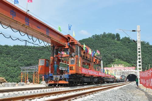 9月16日,铺轨机在新铺好的铁轨上前行。