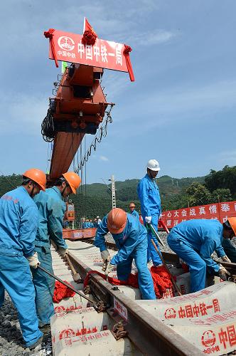 9月16日,中铁一局新运公司铺架施工人员在蒙河铁路全线铺通仪式河口北站现场为最后一段轨道施工。 当日,中国中铁一局新运公司铺架施工人员将最后一节轨排稳稳放下,蒙(自)河(口)铁路全线铺通,为年底开通运营奠定了良好的基础。