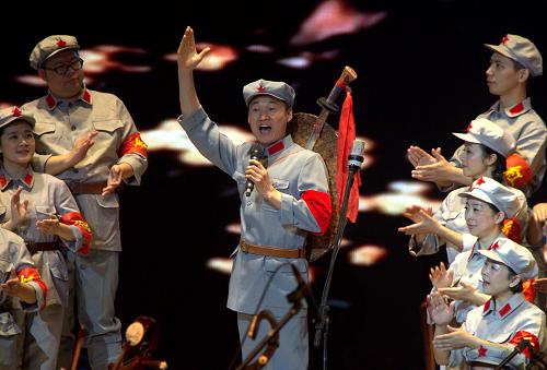于都本地的“长征源”合唱团在于都县体育中心演唱《长征组歌》,该节目现已成为于都红色旅游的一张名片(10月17日摄)。近年来,江西省通过大力发展于都、瑞金两处长征出发地的红色旅游,有效带动革命老区经济创收。据两地旅游局统计,2014年前三季度,于都旅游总接待人数109万人次,旅游收入8.86亿元;瑞金旅游总接待人数375.2万人次,旅游收入12.2亿元。新华社记者 陈子夏 摄