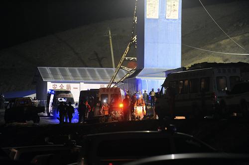 乌鲁木齐铁厂沟一煤矿发生采空区冒落事故 致16人遇难11人受伤 10月25日,在乌鲁木齐市米东区铁厂沟镇的新疆东方金盛工贸有限公司沙沟煤矿,救护人员在开展救援工作。 10月24日23时30分许,乌鲁木齐市米东区铁厂沟镇一煤矿发生采空区冒落事故,致16人遇难、11人受伤。 目前受伤人员已被送往附近医院救治,事故具体原因及善后工作正在有序开展。 新华社记者 赵戈 摄