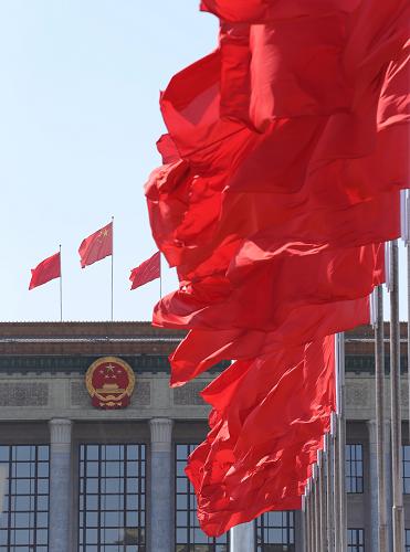 3月13日,全国政协十二届三次会议在北京人民大会堂举行闭幕会。这是人民大会堂外飘扬的红旗。新华社记者 邢广利 摄