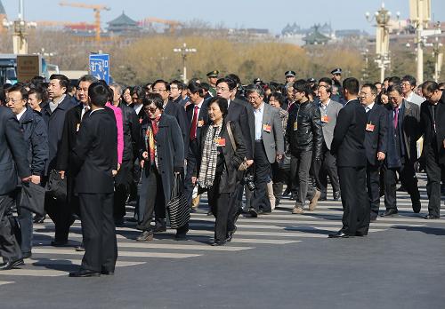 这是全国政协委员抵达天安门广场。新华社记者 吕迅 摄