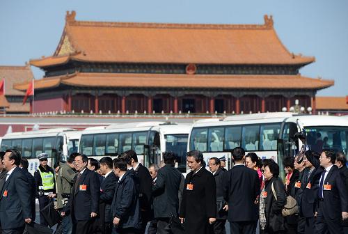 这是全国政协委员抵达天安门广场。新华社记者 李贺 摄