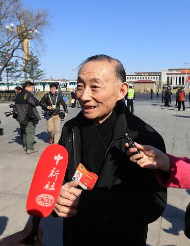 这是记者在会场外采访全国政协委员梅葆玖。新华社记者 邢广利 摄