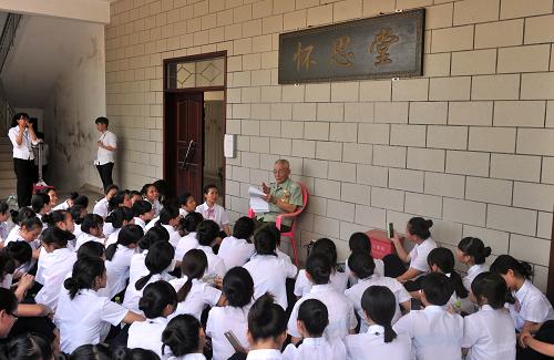 4月2日,祭奠结束后,学生们围坐在老战士代表郑福周围,听他追溯渡海战役的峥嵘岁月。当日,共青团海南省委在解放海南岛战役烈士园举办“清明祭英烈 共铸中华魂”祭扫活动。老战士、团员青年、少先队员代表300余人参加此次活动,共同祭奠渡海英雄。新华社发(杨冠宇 摄)