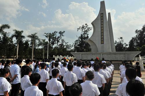 4月2日,老战士、团员青年、少先队员代表在纪念碑下祭奠革命英烈。新华社发(杨冠宇 摄)