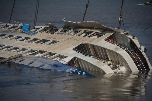 "东方之星"已露出顶部