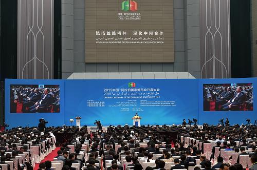 9月10日,2015中国—阿拉伯国家博览会在宁夏银川开幕。本届大会秉持“传承友谊、深化合作、共同发展”宗旨,以“弘扬丝路精神,深化中阿合作”为主题,在为期4天的时间里通过举办高端论坛、专业展览、对接洽谈等活动,从中阿政府、企业、民间三个层面深化合作,促进多双边贸易及投资便利化,推动互联互通,实现合作共赢。新华社记者 李然 摄