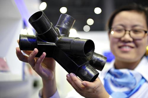 11月3日,中国航天科技集团公司上海航天技术研究院参展人员展示用3D打印的高性能碳纤维接头。新华社记者 张建松 摄