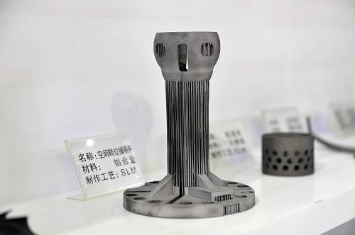11月3日,中国航天科技集团公司上海航天技术研究院展示用3D打印的铝合金空间转位捕获杆。新华社记者 张建松 摄