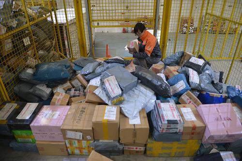 11月12日,天津申通快递公司的一名工作人员在分拣快件.