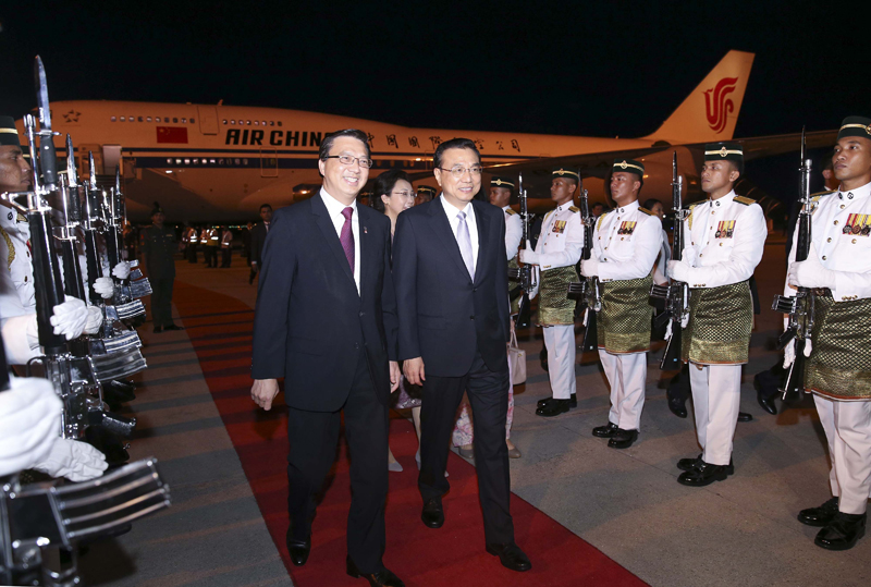 国务院总理李克强当地时间20日晚抵达吉隆坡，出席中国-东盟领导人会议、东盟与中日韩领导人会议和东亚峰会，并对马来西亚进行正式访问。李克强总理夫人程虹同机抵达。马来西亚政府高级官员到机场迎接，礼兵沿红地毯两侧列队行注目礼，向李克强总理夫妇致敬。