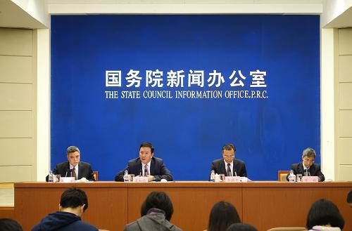 这是国务院政策例行吹风会现场(11月20日摄)。当日,国务院新闻办公室举行国务院政策例行吹风会,请国务院推进职能转变协调小组办公室副主任吴知论、财政部副部长余蔚平、教育部部长助理陈舜,介绍《关于简化优化公共服务流程方便基层群众办事的通知》、《关于进一步完善城乡义务教育经费保障机制的通知》的有关情况,并答记者问。