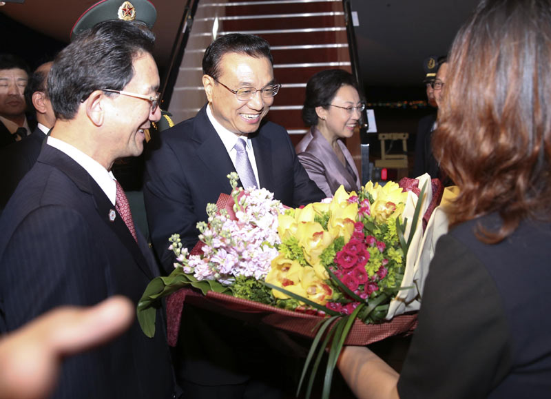 国务院总理李克强当地时间20日晚抵达吉隆坡,出席中国-东盟领导人会议、东盟与中日韩领导人会议和东亚峰会,并对马来西亚进行正式访问。李克强总理夫人程虹同机抵达。马来西亚政府高级官员到机场迎接,礼兵沿红地毯两侧列队行注目礼,向李克强总理夫妇致敬。