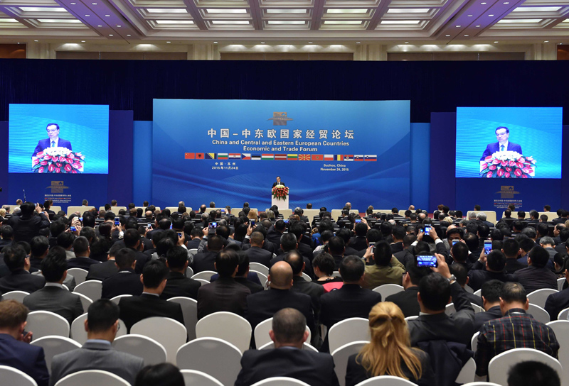11月24日,国务院总理李克强在苏州太湖国际会议中心与中东欧16国领导人共同出席中国-中东欧国家第五届经贸论坛开幕式并致辞。新华社记者 高洁 摄