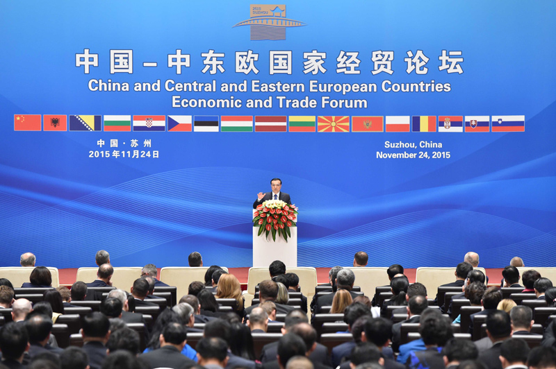 11月24日,国务院总理李克强在苏州太湖国际会议中心与中东欧16国领导人共同出席中国-中东欧国家第五届经贸论坛开幕式并致辞。新华社记者 高洁 摄