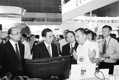 图为广东省省长朱小丹(左二)和深圳市市长许勤(左一)在听取项目介绍。