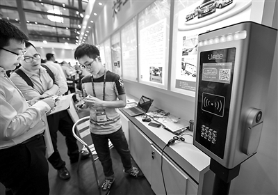 图为参会者正在介绍自己的最新成果。