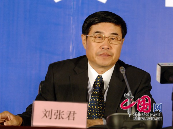 中国银监会定于2014年4月21日(星期一)上午10时在中国银监会302会议室举行新闻发布会,请处置非法集资部际联席会议办公室主任刘张君、最高人民法院刑三庭副庭长罗国良、最高人民检察院法律政策研究室副主任韩耀元、公安部经济犯罪侦查局副局长韩浩介绍防范打击非法集资有关工作情况,并答记者问。图为处置非法集资部际联席会议办公室主任刘张君做介绍。中国网 寇莱昂 摄