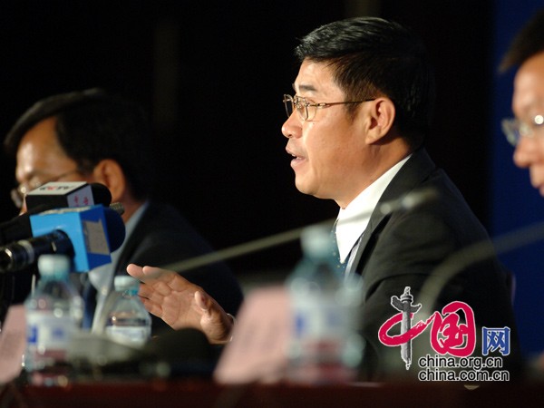 中国银监会定于2014年4月21日(星期一)上午10时在中国银监会302会议室举行新闻发布会,请处置非法集资部际联席会议办公室主任刘张君、最高人民法院刑三庭副庭长罗国良、最高人民检察院法律政策研究室副主任韩耀元、公安部经济犯罪侦查局副局长韩浩介绍防范打击非法集资有关工作情况,并答记者问。图为处置非法集资部际联席会议办公室主任刘张君答记者问。中国网 寇莱昂 摄